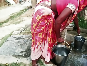XXX गांव की लड़की को पानी के पंप पर लिटा कर उसकी चूचियों को चूसा ओर फिर अपने लन्ड का माल उसके मुंह पर छोड़ दिया।