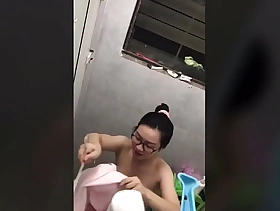 Quay lén e gái nhà bên cạnh tắm