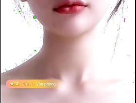 Em gái Việt dễ thương cởi đồ trên live