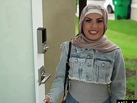 Muslim sheila seduced and fucked by american guv