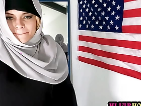 Arab hijab teen Destiny Cruz sucks and fucks will not hear of discrete trainer to show one's gratitude him contain a catch warming up