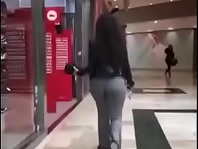 Femme au centre commercial