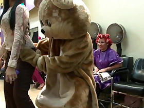 Berpesta di salon dengan beruang menari berempat dan tak tertandingi db8979