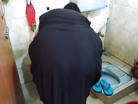 (Family Sex) 45 year old ke pakistani ma bathroom mein kapde dho rahee thee tabhe usaka beta aya aur usake chudai kar de