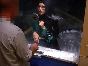 Arabs exposed - lamentable arab woman fucks of money at one's fingertips shady motel