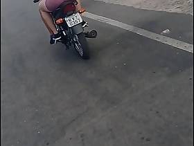 Gostosa vindo da academia de moto