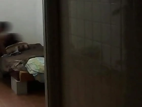 Flagrei ela dando pro comedor na sala com os vizinhos passando e ouvindo seus gritos de tesão picayune pau do novinho