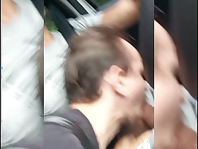 ADRIAN VIU O PAU DO UBER DURO E NãO PERDEU TEMPO CAINDO DE BOCA NA PIKA GROSSA DO UBER ELE DIRIGIMDO