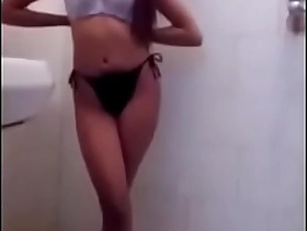 Novinha peladinha se exibindo no banheiro escondida