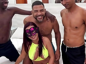 Casada safada fodendo com tres machos com marido corno assistindo tudo