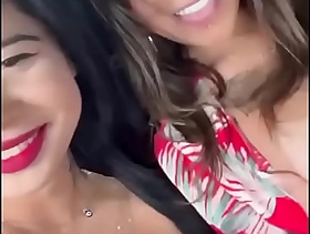 Carol Francci se exibindo com sua amiga no carro