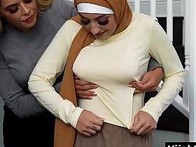 Brand-new muslim teen in hijab deflowered unconnected thither tutor together with stepmom