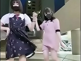 【TIKTOK】ダンスに夢中で風に煽られパンチラ