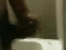 Joven gay se pajea en el baño