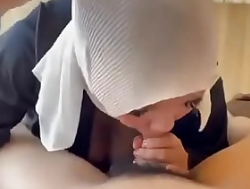 Jilbab ketika nggak kuat ngemut kontol