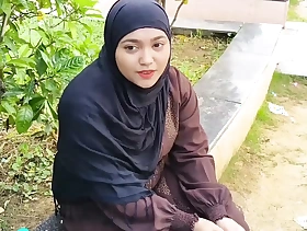 Poor Muslim Hijab Girl Paise Ke Liye Porn Video induce Se Chud gyi, Open-air Garden Sex in Hindi