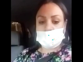 Coroa safada fez uma live dirigindo e mostrando os seios no carro