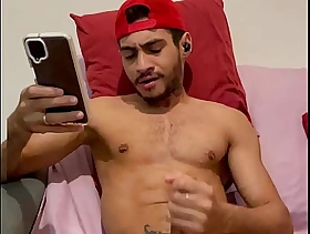 Garoto batendo punheta assistindo porno