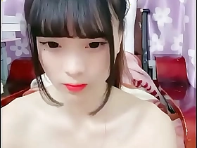 【小虎牙18清纯娇小身材刚好一手抓美乳，全裸诱惑扒开小穴，跪着翘起屁股妞来扭去，抬起双腿给大家看美脚